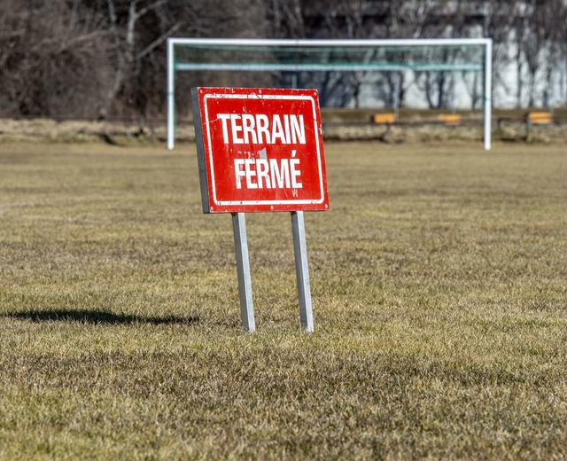 Terrain de football fermé